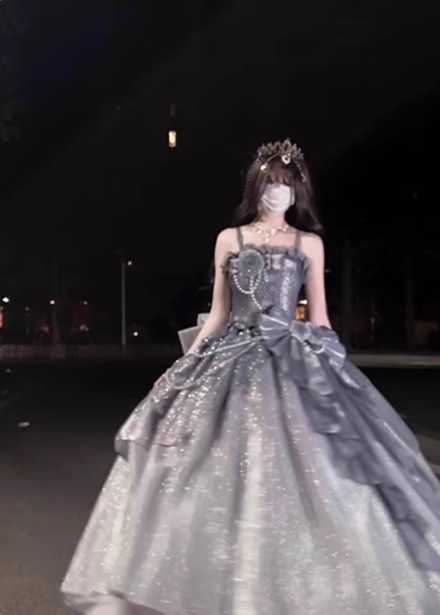 Gothic Sweet & Cool Silbergraues Spaghettiträger 3D Blumenbogen Pailletten Satinkleid Ballkleid Abendkleid P4457