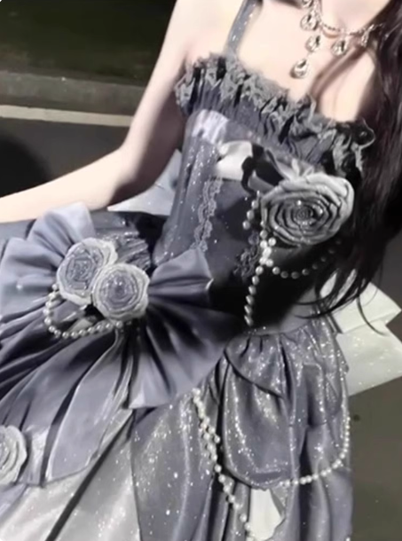 Gothic Sweet & Cool Silbergraues Spaghettiträger 3D Blumenbogen Pailletten Satinkleid Ballkleid Abendkleid P4457