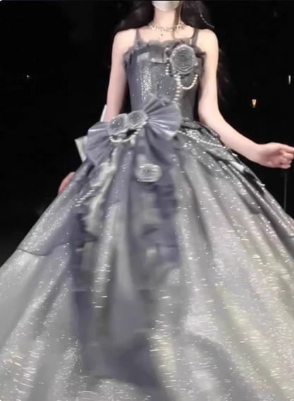 Gothic Sweet & Cool Silbergraues Spaghettiträger 3D Blumenbogen Pailletten Satinkleid Ballkleid Abendkleid P4457