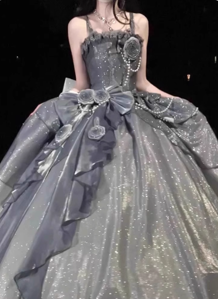 Gothic Sweet & Cool Silbergraues Spaghettiträger 3D Blumenbogen Pailletten Satinkleid Ballkleid Abendkleid P4457