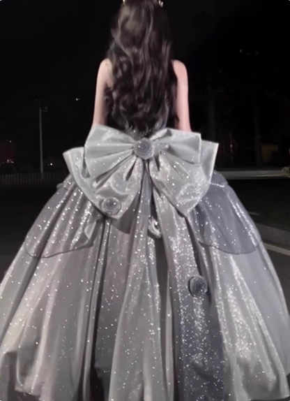 Gothic Sweet & Cool Silbergraues Spaghettiträger 3D Blumenbogen Pailletten Satinkleid Ballkleid Abendkleid P4457