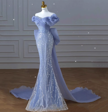 Elegantes, verträumtes blaues Meerjungfrauen-Abendkleid mit schulterfreiem Bogen, Pailletten und Tüllschleppe P4458