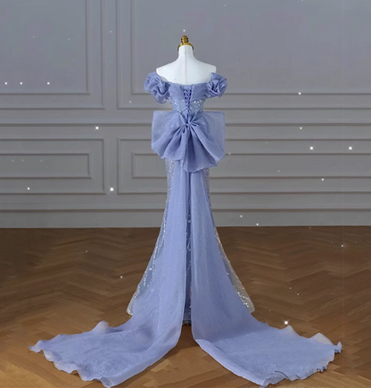 Elegantes, verträumtes blaues Meerjungfrauen-Abendkleid mit schulterfreiem Bogen, Pailletten und Tüllschleppe P4458