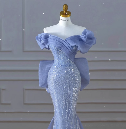 Elegantes, verträumtes blaues Meerjungfrauen-Abendkleid mit schulterfreiem Bogen, Pailletten und Tüllschleppe P4458