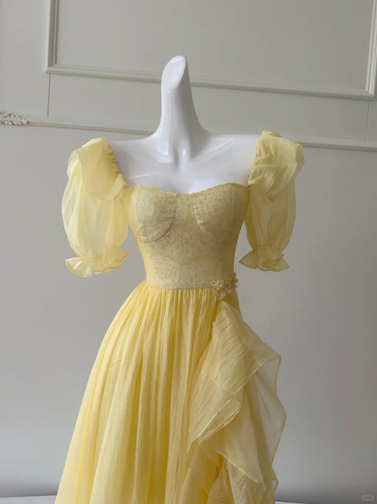 Süßes gelbes A-Linien-Abschlussballkleid mit eckigem Ausschnitt, Puffärmeln, Spitze und Tüll P4046