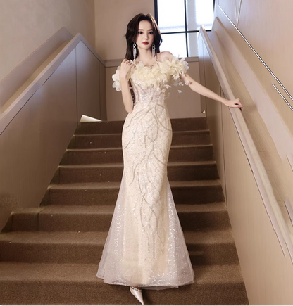 Elegantes, cremefarbenes Meerjungfrauen-Abendkleid mit Carmen-Ausschnitt, 3D-Blumenapplikationen, Pailletten und transparentem Tüll P4462