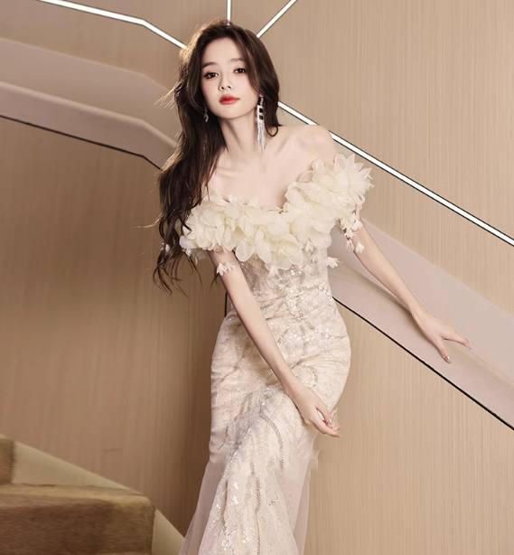 Elegantes, cremefarbenes Meerjungfrauen-Abendkleid mit Carmen-Ausschnitt, 3D-Blumenapplikationen, Pailletten und transparentem Tüll P4462