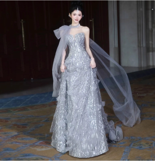 Wunderschönes silbergraues, trägerloses A-Linien-Ballkleid mit Pailletten und Schleppe, Abendkleid P4463