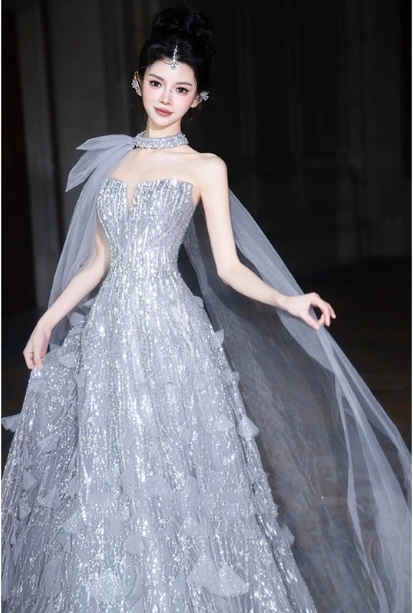 Wunderschönes silbergraues, trägerloses A-Linien-Ballkleid mit Pailletten und Schleppe, Abendkleid P4463