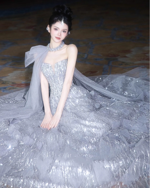 Wunderschönes silbergraues, trägerloses A-Linien-Ballkleid mit Pailletten und Schleppe, Abendkleid P4463