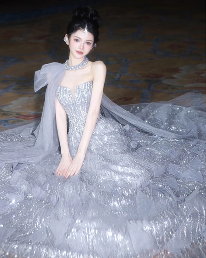 Wunderschönes silbergraues, trägerloses A-Linien-Ballkleid mit Pailletten und Schleppe, Abendkleid P4463