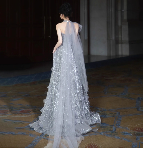 Wunderschönes silbergraues, trägerloses A-Linien-Ballkleid mit Pailletten und Schleppe, Abendkleid P4463
