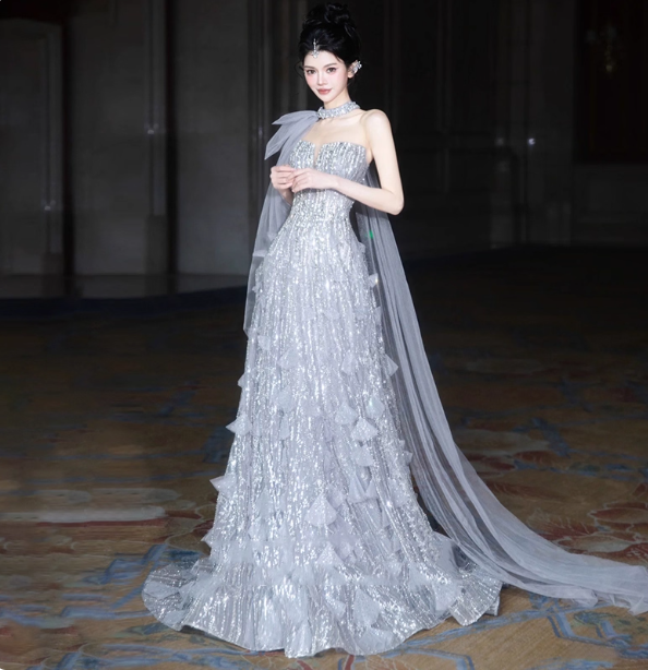 Wunderschönes silbergraues, trägerloses A-Linien-Ballkleid mit Pailletten und Schleppe, Abendkleid P4463