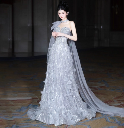 Wunderschönes silbergraues, trägerloses A-Linien-Ballkleid mit Pailletten und Schleppe, Abendkleid P4463