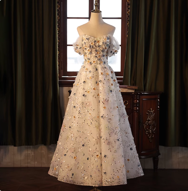 Verträumtes weißes schulterfreies A-Linien-Ballkleid aus Tüll mit 3D-Blumen und Pailletten, langes Abendkleid P4464