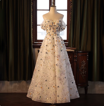 Verträumtes weißes schulterfreies A-Linien-Ballkleid aus Tüll mit 3D-Blumen und Pailletten, langes Abendkleid P4464