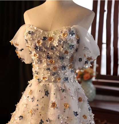 Verträumtes weißes schulterfreies A-Linien-Ballkleid aus Tüll mit 3D-Blumen und Pailletten, langes Abendkleid P4464