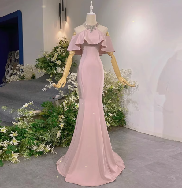 Elegantes rosa Meerjungfrau-Halterneck-Abendkleid mit Rüschen und Schleppe aus Satin P4466