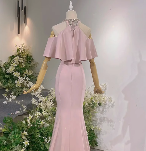 Elegantes rosa Meerjungfrau-Halterneck-Abendkleid mit Rüschen und Schleppe aus Satin P4466