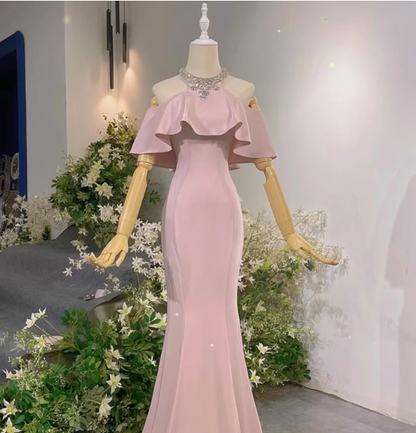 Elegantes rosa Meerjungfrau-Halterneck-Abendkleid mit Rüschen und Schleppe aus Satin P4466