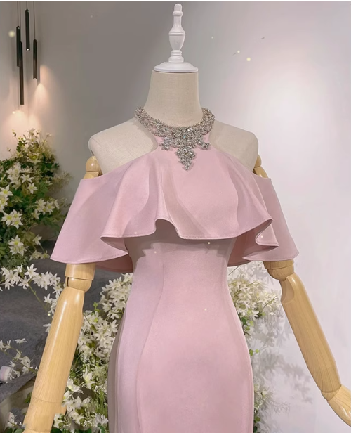 Elegantes rosa Meerjungfrau-Halterneck-Abendkleid mit Rüschen und Schleppe aus Satin P4466