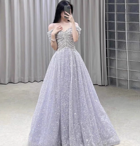 Wunderschönes lavendelfarbenes A-Linien-Off-Shoulder-Abendkleid mit Strassverzierungen, Pailletten und transparentem Tüll P4468