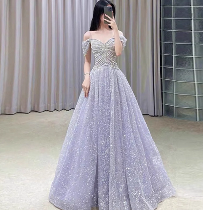 Wunderschönes lavendelfarbenes A-Linien-Off-Shoulder-Abendkleid mit Strassverzierungen, Pailletten und transparentem Tüll P4468