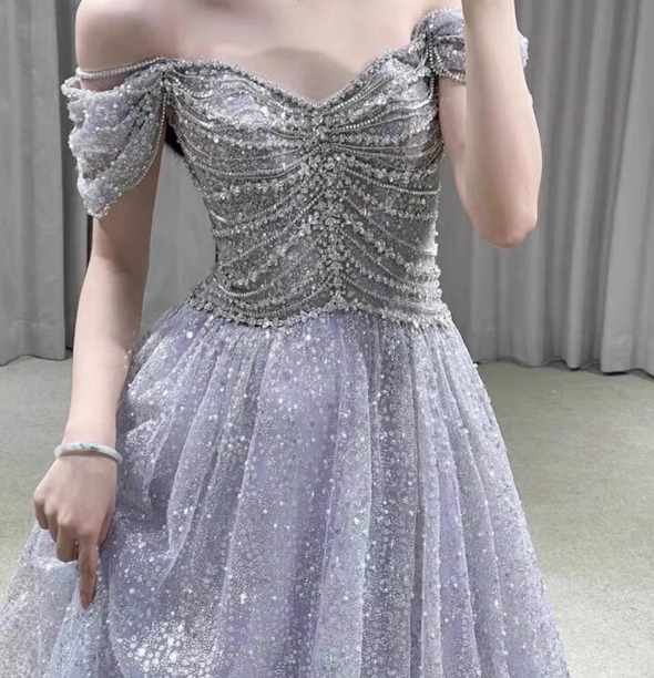 Wunderschönes lavendelfarbenes A-Linien-Off-Shoulder-Abendkleid mit Strassverzierungen, Pailletten und transparentem Tüll P4468