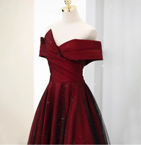 Elegantes burgunderrotes schulterfreies A-Linien-Satin-Tüll-langes Ballkleid Abendkleid P4472