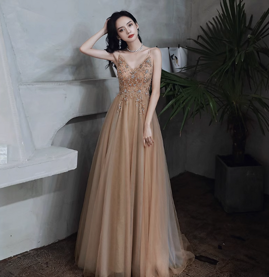 Elegantes, nudes aprikotfarbenes A-Linien-Abendkleid mit Spaghettiträgern, V-Ausschnitt, Perlen und Tüll für den Abschlussball P4474