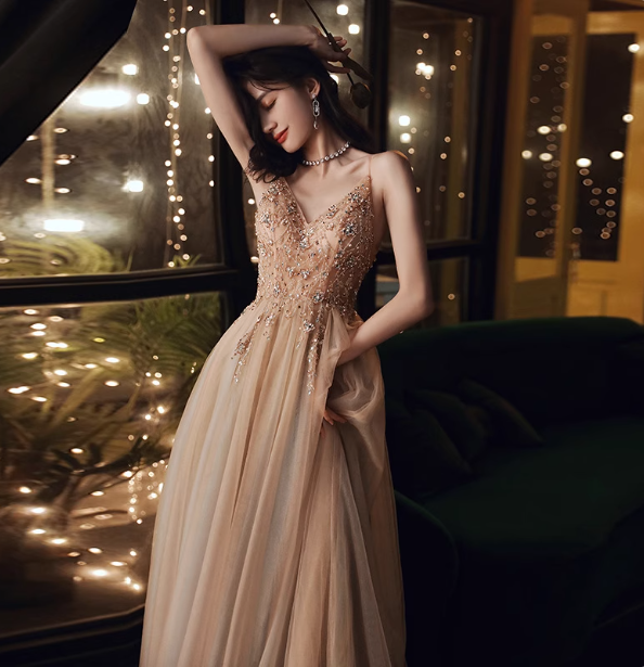 Elegantes, nudes aprikotfarbenes A-Linien-Abendkleid mit Spaghettiträgern, V-Ausschnitt, Perlen und Tüll für den Abschlussball P4474