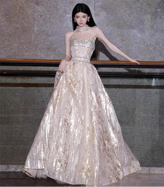 Wunderschönes trägerloses A-Linien-Ballkleid aus champagnerfarbenem Tüll mit Perlen P4475