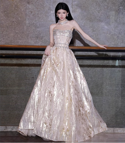 Wunderschönes trägerloses A-Linien-Ballkleid aus champagnerfarbenem Tüll mit Perlen P4475