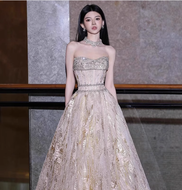 Wunderschönes trägerloses A-Linien-Ballkleid aus champagnerfarbenem Tüll mit Perlen P4475