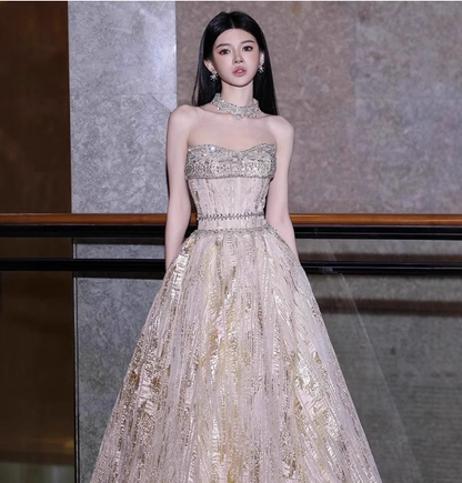 Wunderschönes trägerloses A-Linien-Ballkleid aus champagnerfarbenem Tüll mit Perlen P4475