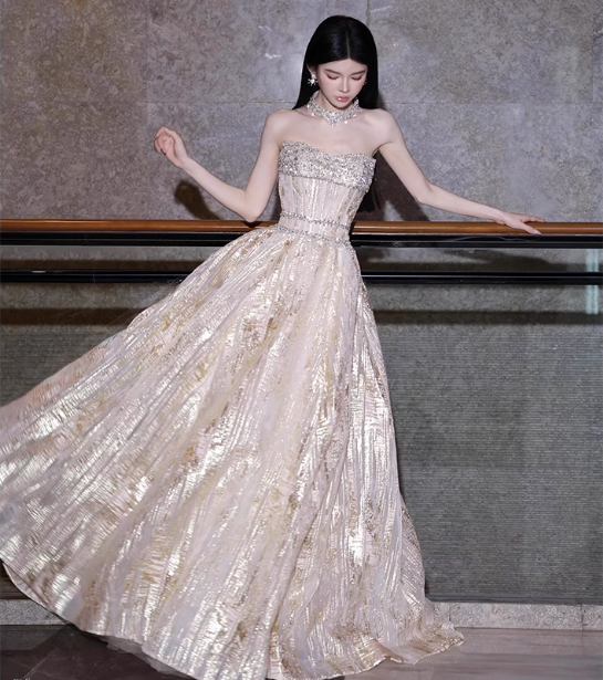 Wunderschönes trägerloses A-Linien-Ballkleid aus champagnerfarbenem Tüll mit Perlen P4475