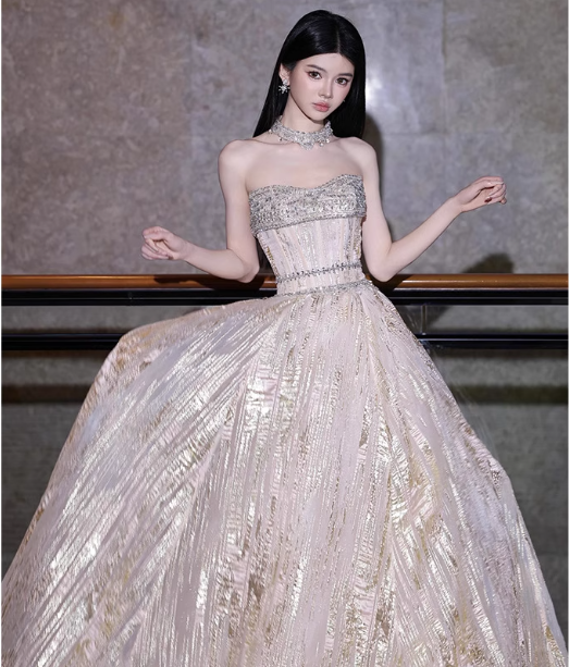 Wunderschönes trägerloses A-Linien-Ballkleid aus champagnerfarbenem Tüll mit Perlen P4475
