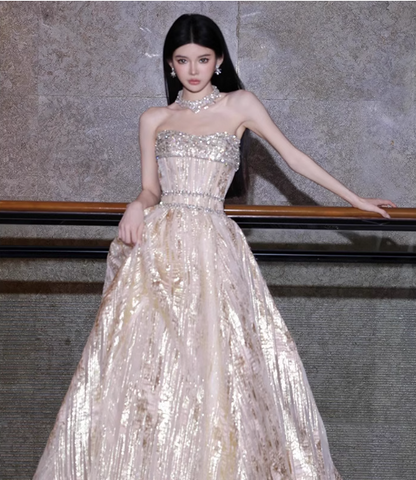 Wunderschönes trägerloses A-Linien-Ballkleid aus champagnerfarbenem Tüll mit Perlen P4475