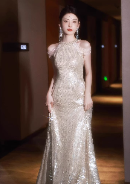 Luxuriöses champagnerfarbenes Neckholder-Abendkleid mit Pailletten, langen Ärmeln und Cut-Outs P4481