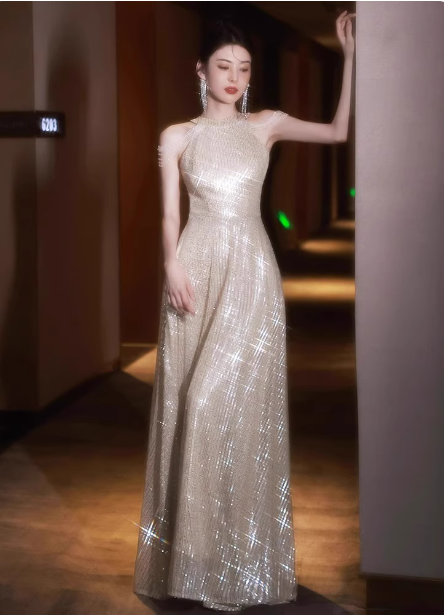 Luxuriöses champagnerfarbenes Neckholder-Abendkleid mit Pailletten, langen Ärmeln und Cut-Outs P4481