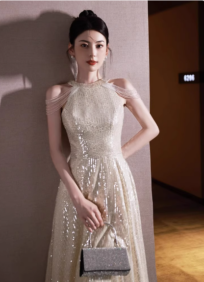 Luxuriöses champagnerfarbenes Neckholder-Abendkleid mit Pailletten, langen Ärmeln und Cut-Outs P4481