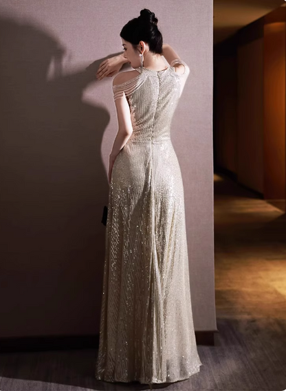 Luxuriöses champagnerfarbenes Neckholder-Abendkleid mit Pailletten, langen Ärmeln und Cut-Outs P4481