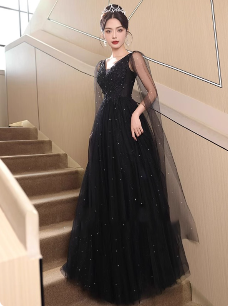 Elegantes schwarzes A-Linien-Abendkleid mit V-Ausschnitt, Schal, Spitze und Tüll P4482