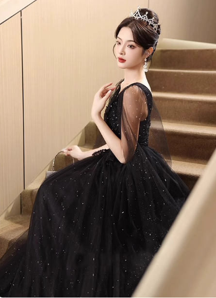 Elegantes schwarzes A-Linien-Abendkleid mit V-Ausschnitt, Schal, Spitze und Tüll P4482