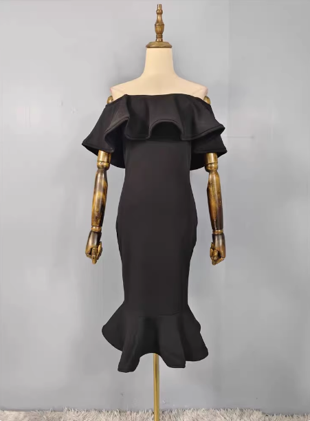 Elegantes schwarzes Meerjungfrau-Abendkleid aus Satin mit schulterfreiem Rüschenbesatz P4488