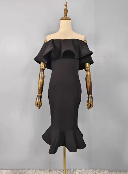 Elegantes schwarzes Meerjungfrau-Abendkleid aus Satin mit schulterfreiem Rüschenbesatz P4488