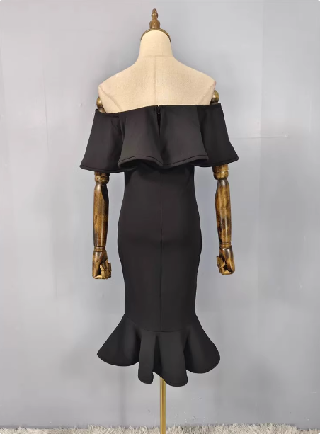 Elegantes schwarzes Meerjungfrau-Abendkleid aus Satin mit schulterfreiem Rüschenbesatz P4488