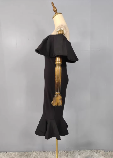 Elegantes schwarzes Meerjungfrau-Abendkleid aus Satin mit schulterfreiem Rüschenbesatz P4488