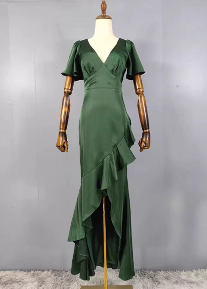 Elegantes, dunkelgrünes, gerafftes V-Ausschnitt-Abendkleid aus Satin mit asymmetrischem Saum P4489
