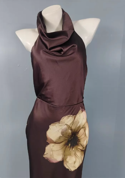 Vintage Elegantes Dunkelbraunes bedrucktes Neckholder-Kleid mit offener Rückenpartie aus Satin, langes Ballkleid Abendkleid P4491